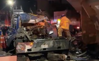 Camión cargado con troncos se queda sin frenos en Guelatao, Oaxaca; choca contra vivienda, hay varios muertos y heridos