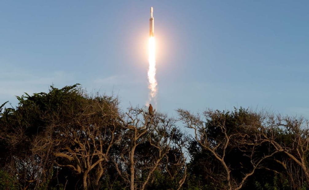 Imagen facilitada por la Administración Nacional de Aeronáutica y el Espacio (NASA) que muestra el lanzamiento de un cohete Falcon Heavy de SpaceX con el Telescopio Espacial Nancy Grace Roman (NGRST) de la NASA a bordo, desde el Complejo de Lanzamiento 39A del Centro Espacial Kennedy (KSC), en Florida (EE. UU.), el 30 de agosto de 2026. Foto: EFE