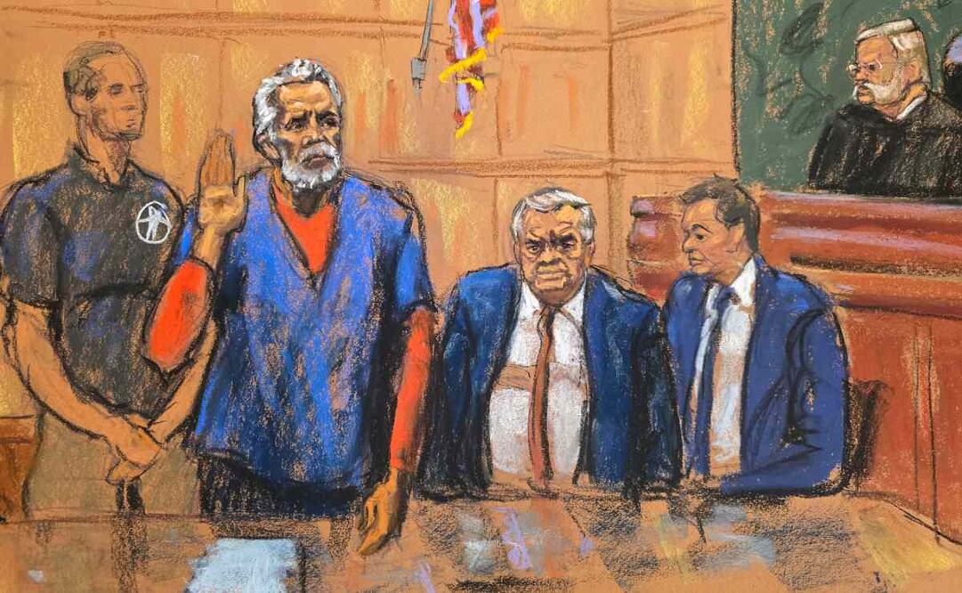 Fotografía de un dibujo realizado por la artista Jane Rosenberg del narcotraficante mexicano Ismael 'el Mayo' Zambada (2-i) junto a sus abogados Frank Pérez (2-d) y David Stern (d), durante el juicio realizado en un tribunal federal este lunes, en Nueva York (Estados Unidos). Zambada, cofundador y líder histórico del Cartel de Sinaloa, se declaró formalmente culpable de dos cargos de narcotráfico, lavado de dinero y uso de armas que pesaban en su contra tras más de cinco décadas de actividad criminal. Foto: EFE