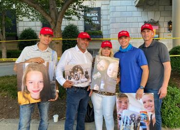 Familia LeBarón se manifiesta en los alrededores de la Casa Blanca