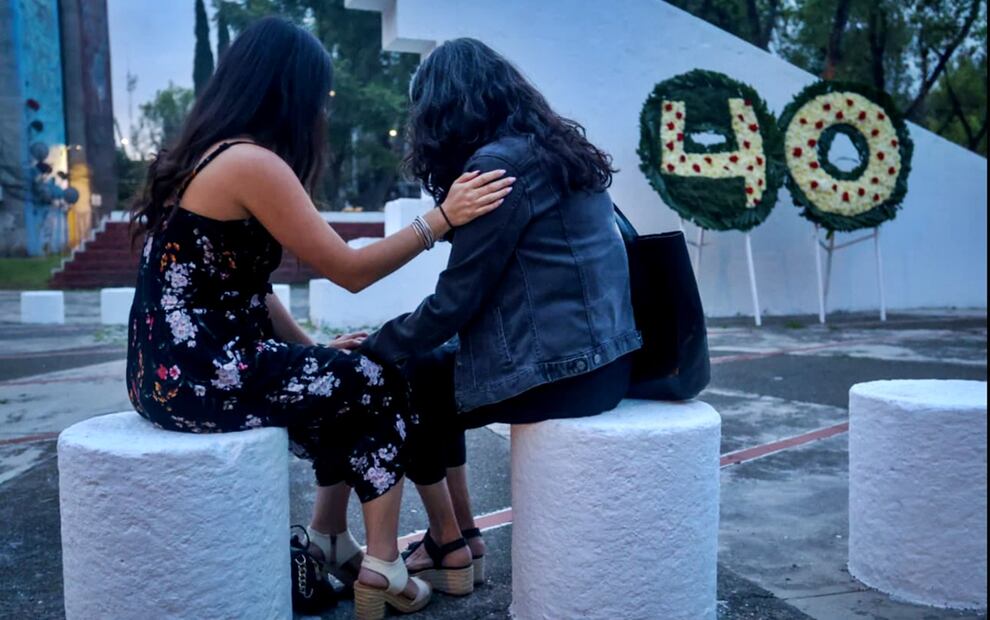 Personas acuden al memorial del Edificio Nuevo León en Tlatelolco donde se realizó una misa y se encendieron 500 veladoras y se colocaron un igual número de rosas blancas, por las víctimas del terremoto de 1985 en la Ciudad de México, el 19 de septiembre de 2025. Foto: Luis Camacho/EL UNIVERSAL