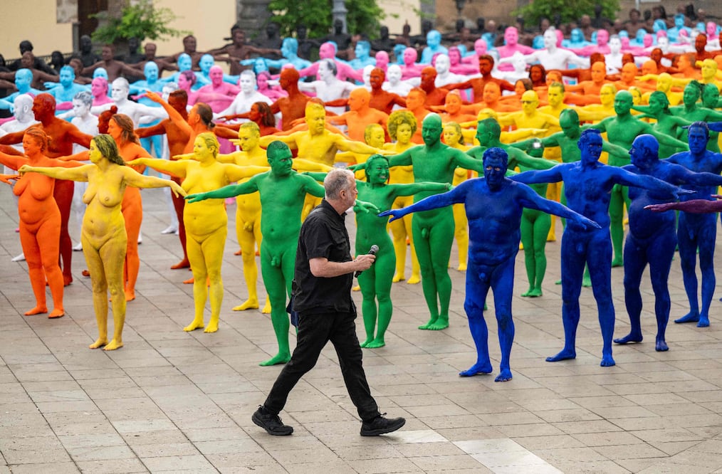 Spencer Tunick dándo instrucciones en su más reciente fotografía capturada.
Foto: AFP / David Delfour