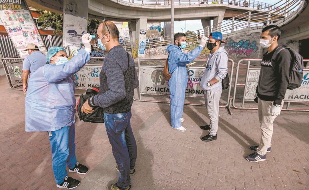 Personal sanitario revisa a colombianos en Bogotá. El país registra al menos mil 267 contagios. Foto: JUAN BARRETO. AFP 