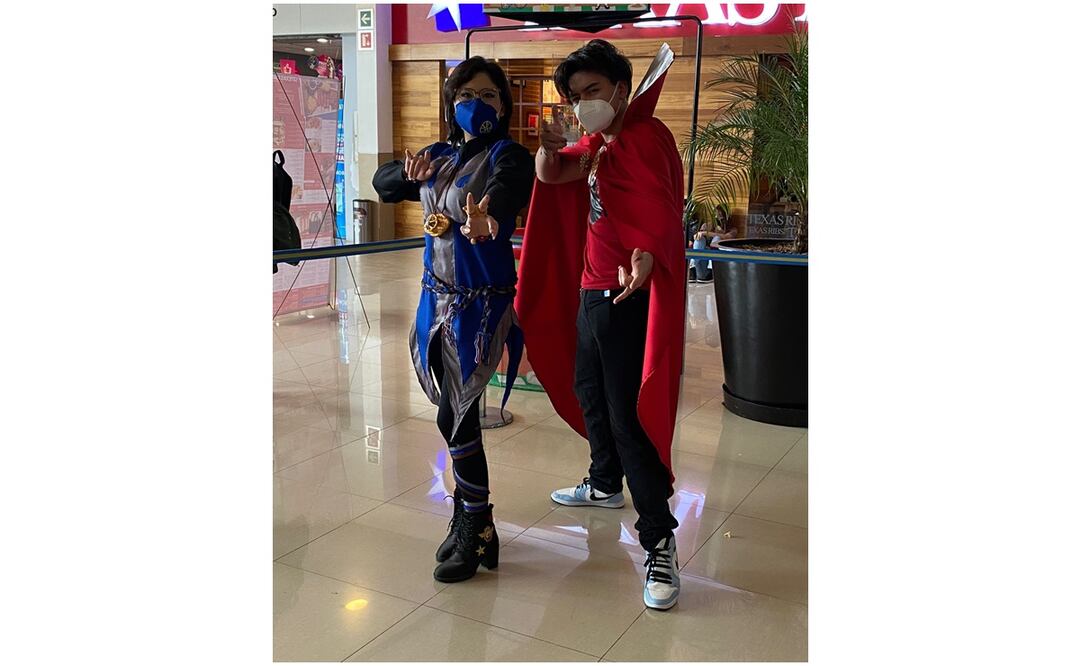 Fans asisten disfrazados a ver "Spider-Man: No Way Home" en Cinepolis Fórum Buenavista. Foto: Ariel León/EL UNIVERSAL 