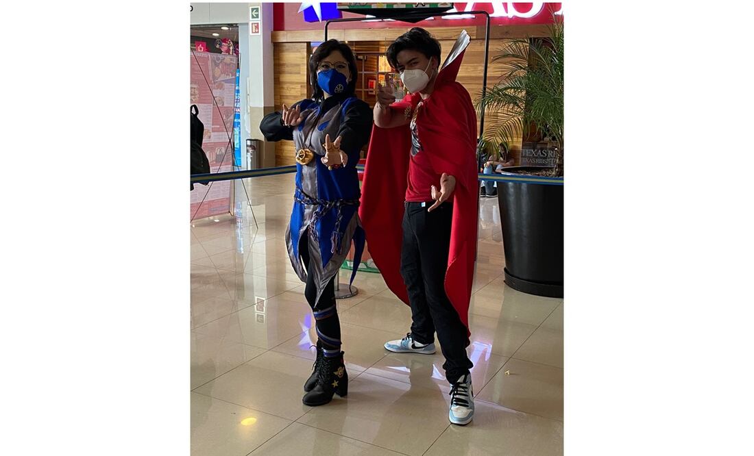 Fans asisten disfrazados a ver "Spider-Man: No Way Home" en Cinepolis Fórum Buenavista. Foto: Ariel León/EL UNIVERSAL