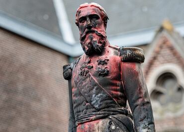 Pintan estatua durante protesta antiracista; será restaurada y enviada a museo de Amberes