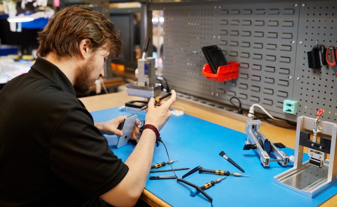 Apple anunció que proveerá de piezas originales, manuales y pruebas de diagnóstico para iPhone a negocios particulares de reparación de celulares.