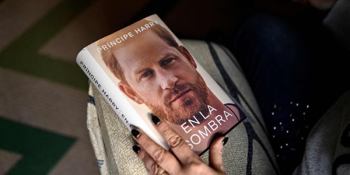 En la sombra, la autobiografía del príncipe Harry. FOTO: AFP