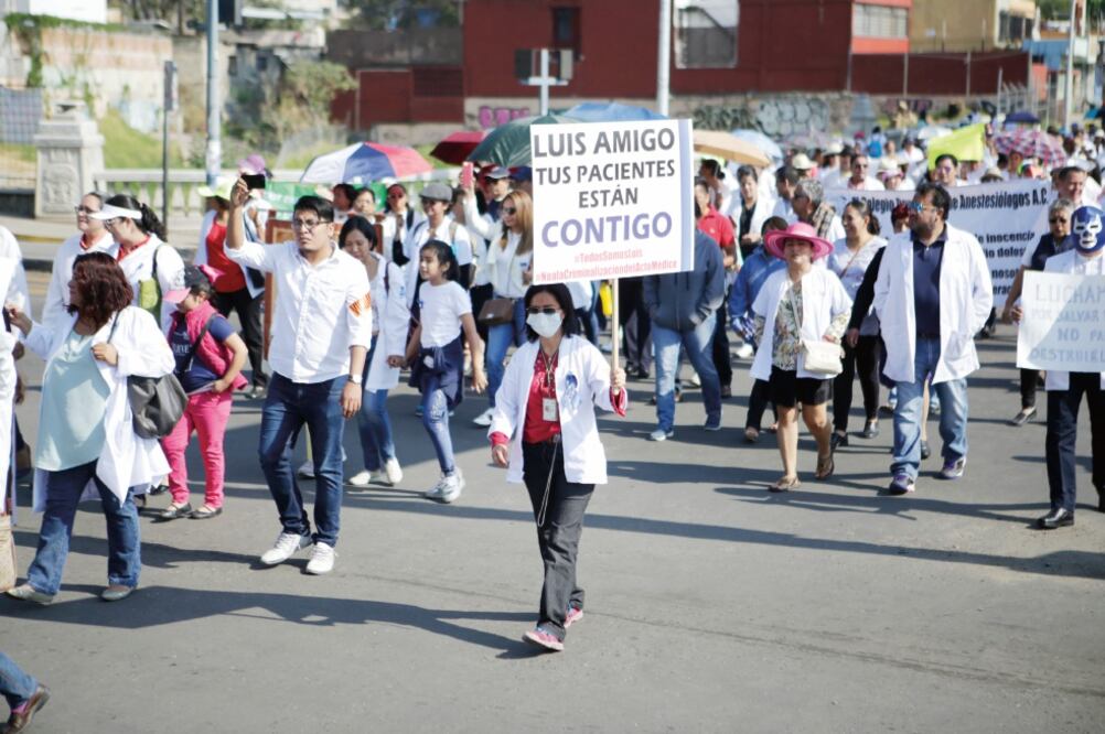 Médicos de Oaxaca marcharon en días pasados para pedir liberen a su compañero, acusado de negligencia médica dolosa. (MARIO ARTURO MARTÍNEZ EL UNIVERSAL)