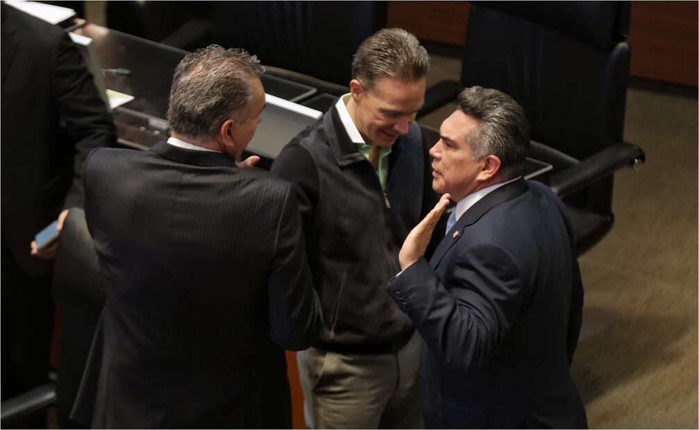 Alito Moreno y Manuel Velasco en sesión ordinaria en el Senado de la República donde se aprobara la convocatoria para la elección judicial del 2025. Foto: Fernanda Rojas/EL UNIVERSAL
