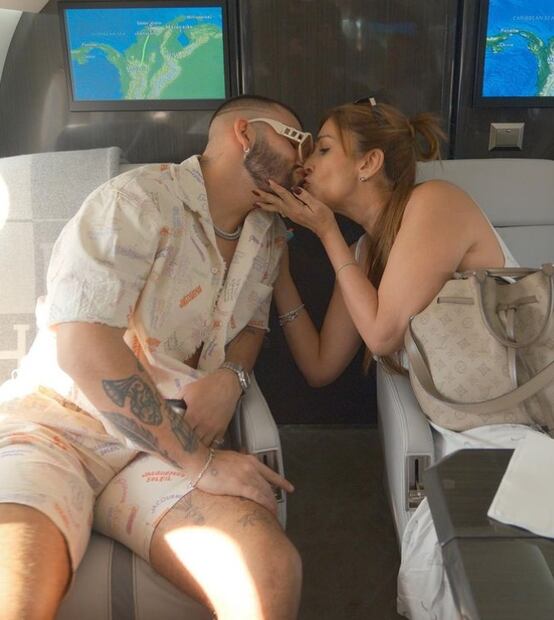 Manuel Turizo y su madre comparte beso que divide opiniones en redes.