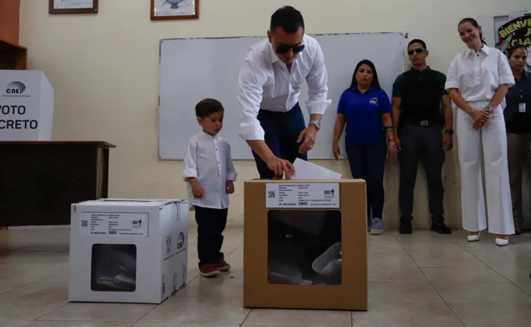 El presidente de Ecuador, Daniel Noboa, deposita su voto este domingo, en un puesto de votación en Olón, Ecuador. Foto: EFE