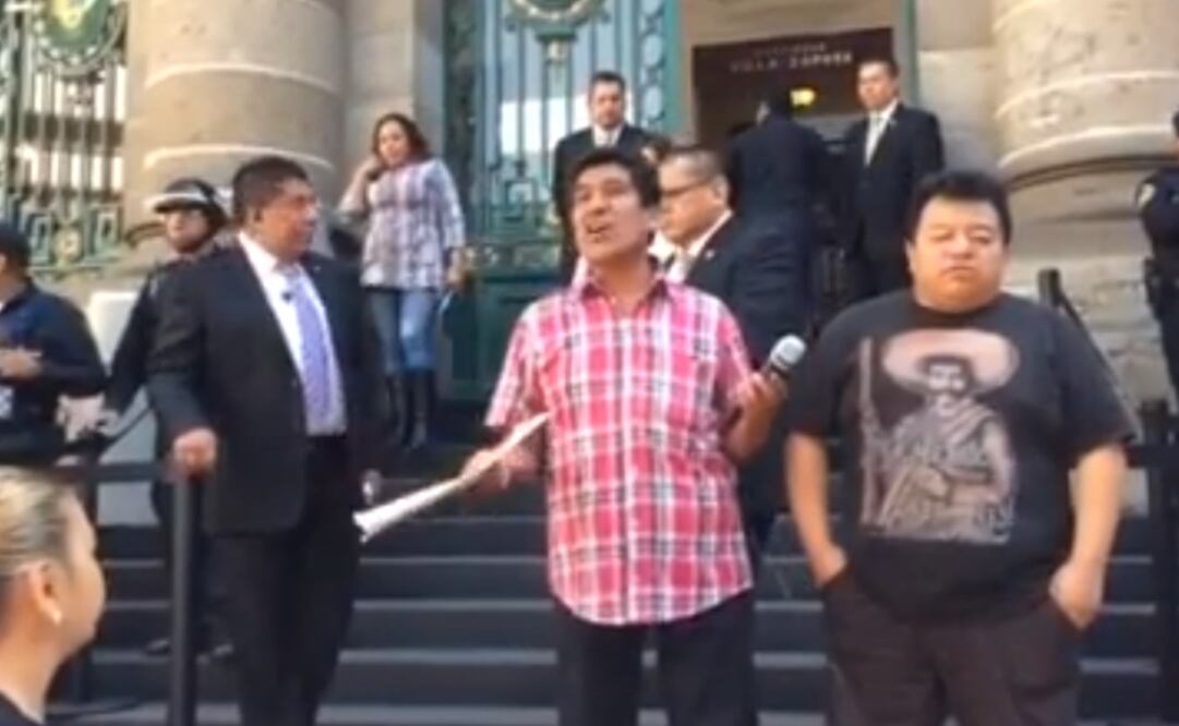 Decenas de ambulantes demandaron a los asambleístas garantías para seguir trabajando. (Foto: Especial )