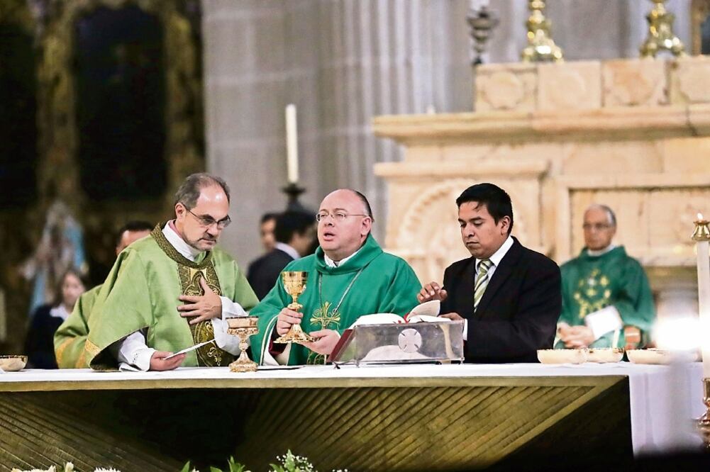 En la homilía dominical, el presbítero Julián López Amozurrutia invitó a todo s los fieles a no perder la esperanza (ALEJANDRA LEYVA. EL UNIVERSAL)