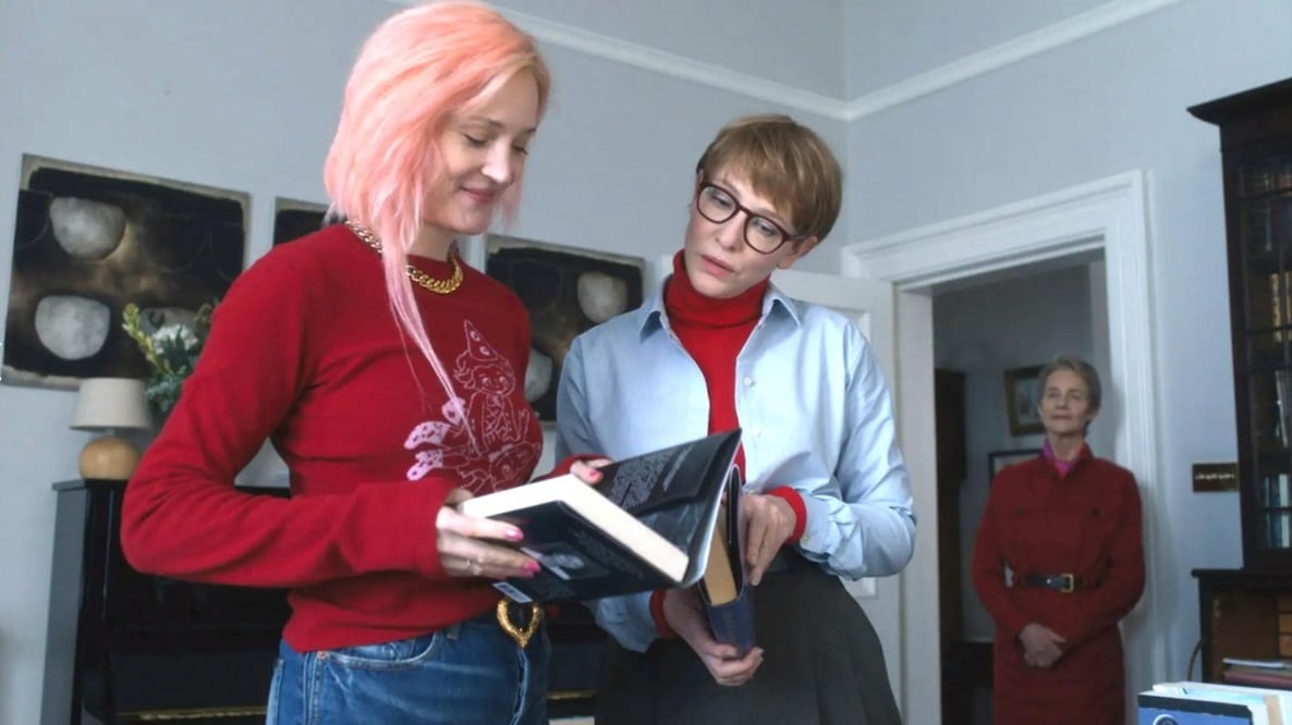 Vicky Krieps interpreta a Lilith y Cate Blanchett a Timothea, las hermanas que orbitan la figura de la Madre, encarnada por Charlotte Rampling, en el segundo relato de Father Mother Sister Brother. Crédito: Especial