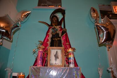 Veneran en Chicago a imagen de Santa Muerte "aparecida" en una cubeta