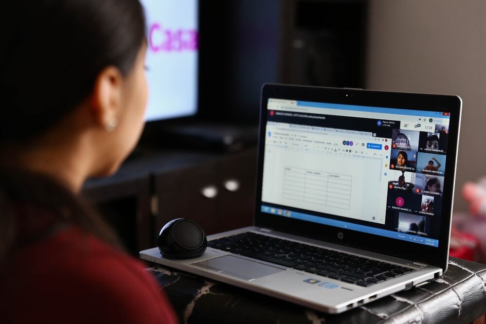 Es requisito que las y los aspirantes tengan acceso a computadora con conexión a internet para realizar el proceso de admisión y, si obtienen la calidad de estudiante, puedan desarrollar las actividades académicas. Foto: Archivo
