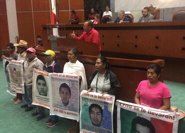 Padres de los 43 de Ayotzinapa piden comisión especial al Congreso de Guerrero