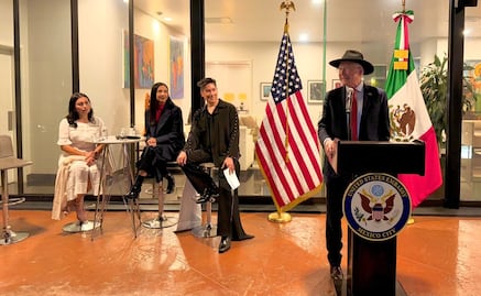 Ken Salazar expone el arte chicano en su residencia; reconoce a Salma Hayek, Cuarón, Diego Luna y Guillermo del Toro