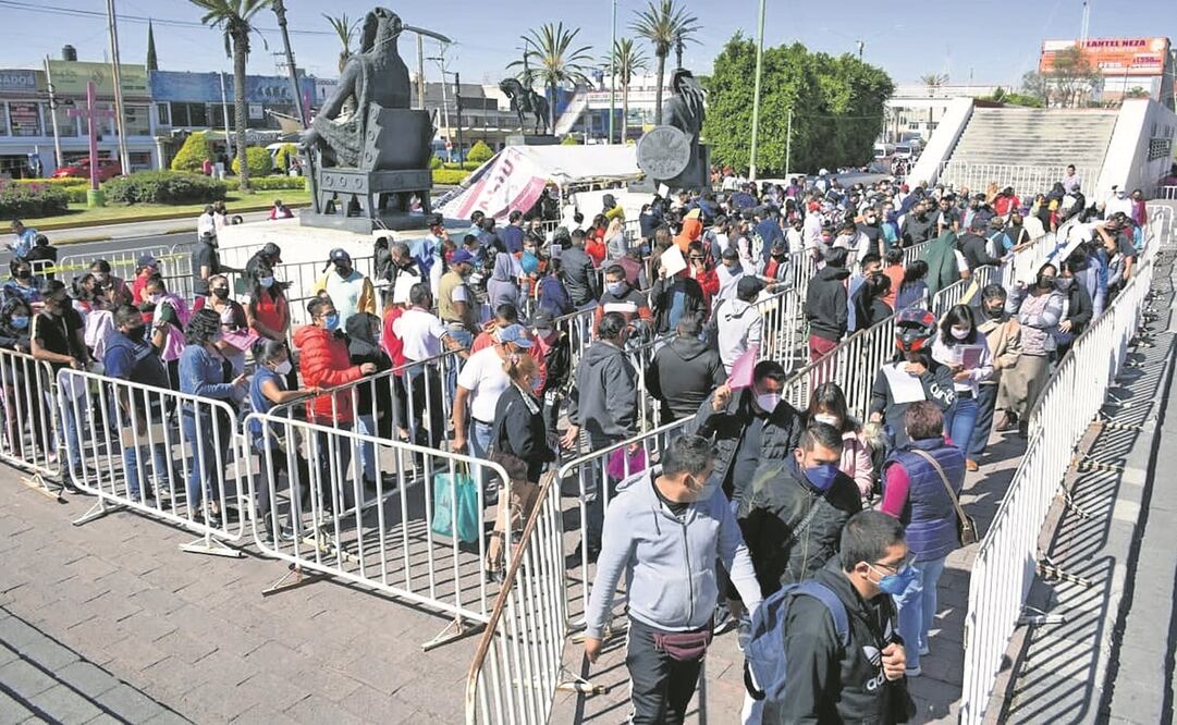 En el oriente del Estado de México se registraron largas filas para la vacunación de rezagados. Foto: Emilio Fernández. EL UNIVERSAL
