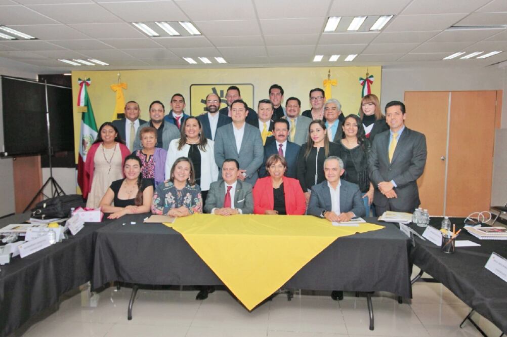 Integrantes del CEN del PRD y senadores electos apoyaron a Miguel Ángel Mancera (sentado, primero de der. a izq.). (CORTESÍA)