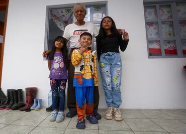 Familia desplazada por inundación celebra el Día del Abuelo en un albergue de Chalco