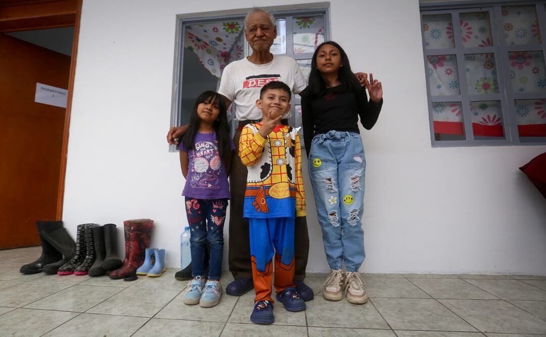Abuelos y familias desplazadas por inundación celebran el Día del Abuelo en un albergue de Chalco. Foto: Luis Camacho