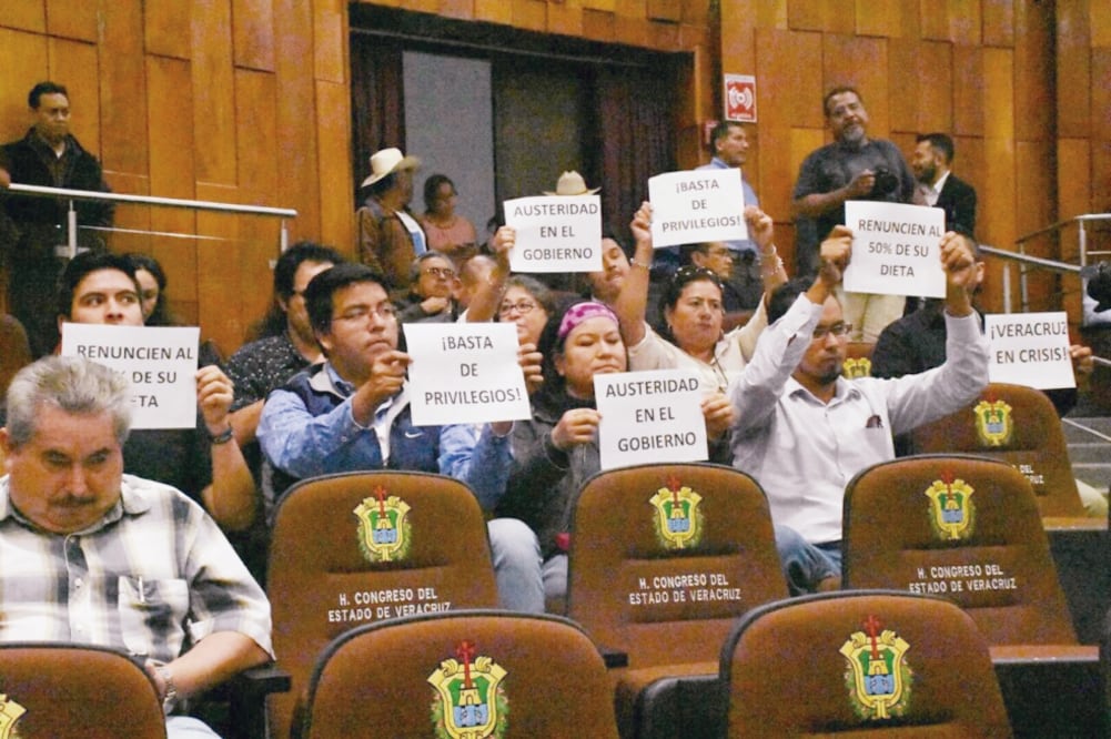 Simpatizantes de Morena realizaron una protesta durante la sesión del Congreso estatal. En la reunión, el secretario de Gobierno, Genaro Mejía, dijo que “más allá de las filiaciones políticas, primero se deben alcanzar acuerdos”. (FOTO: PATRICIA MORALES)