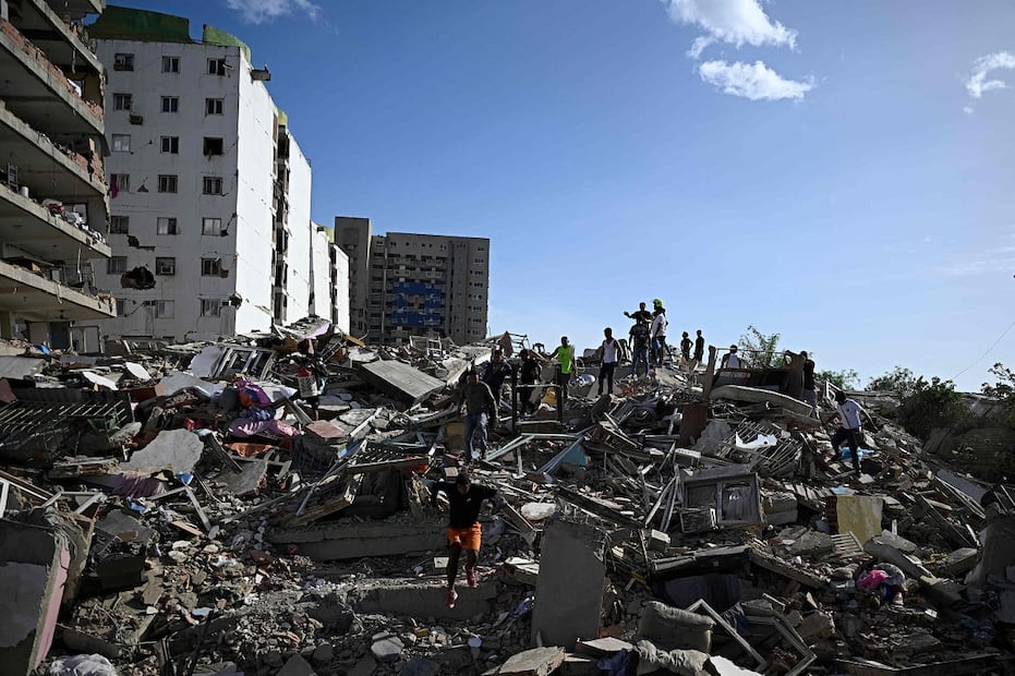 Venezolanos buscan sobrevivientes entre los escombros de un edificio que colapsó en Catia La Mar, en el estado de La Guaira state, al oeste de Venezuela. FOTO: FEDERICO PARRA. AFP