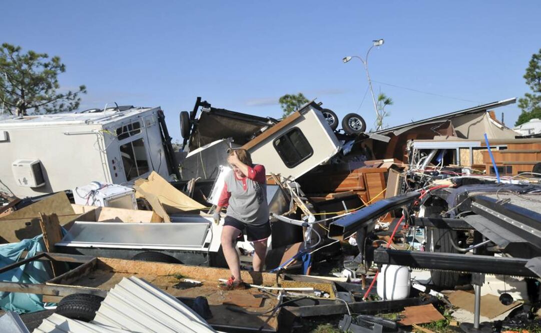 Decenas de casa terminaron destruidas tras el paso de los tornados (Foto: Reuters)