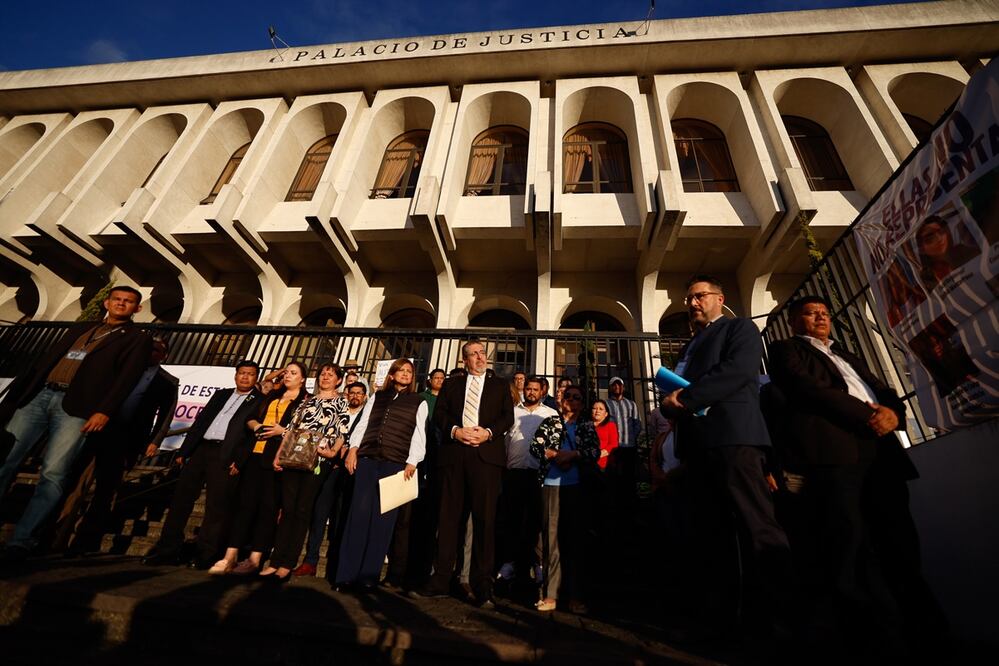 El presidente electo de Guatemala, Bernardo Arévalo de León (centro), participa en una concentración de integrantes de su partido, el Movimiento Semilla, así como por decenas de estudiantes y manifestantes, en Ciudad de Guatemala. Foto: EFE