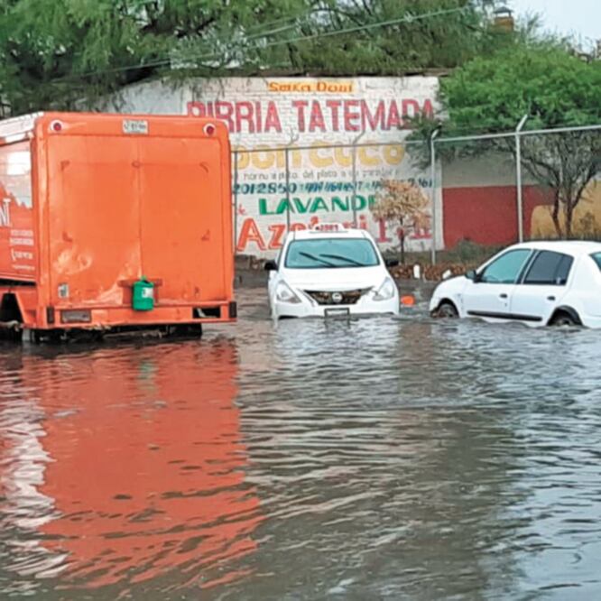 Debido a las fuertes precipitaciones, diferentes calles de Aguascalientes quedaron anegadas, provocando afectaciones a varios vehículos por el agua que se les filtró. ESPECIAL