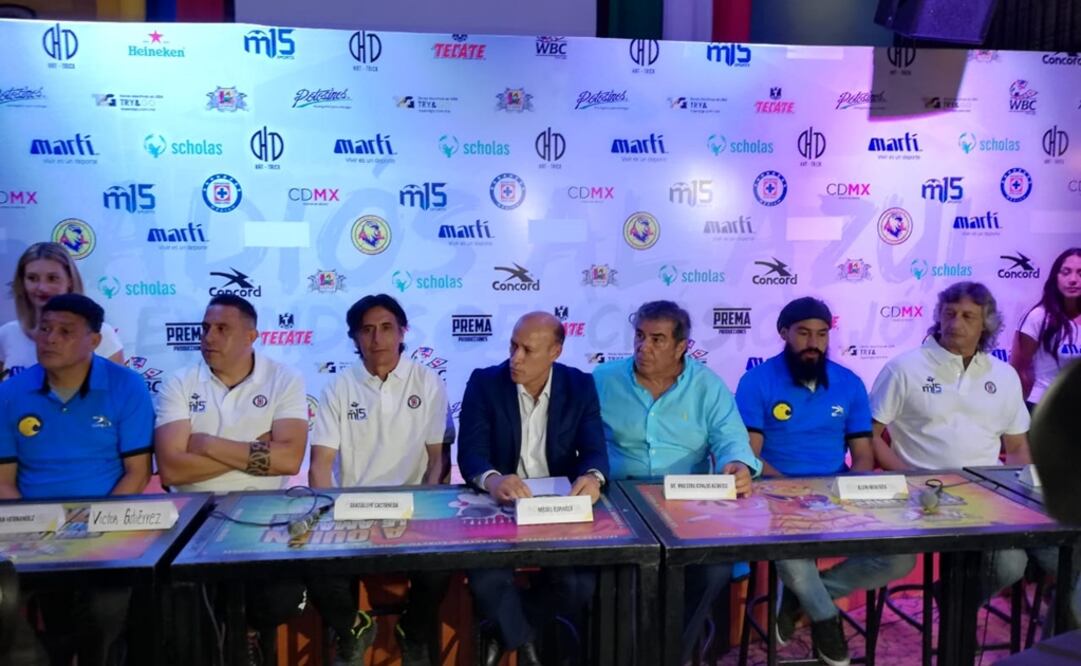 Ex Jugadores de Cruz Azul y América en la presentación del juego de Leyendas con el que despedirán el Estadio Azul. FOTO/ Alejandro Orellana