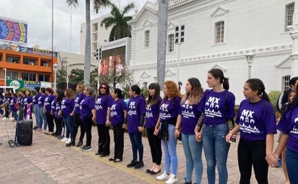 Mujeres realizan cadena feminista en los estados