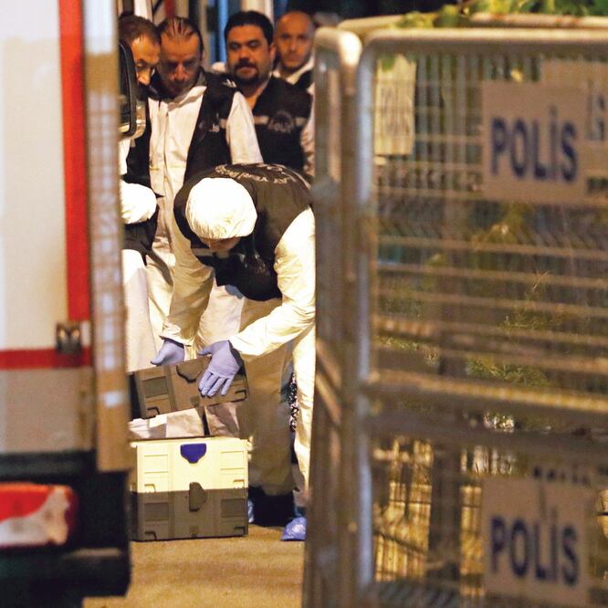 Investigación. Expertos forenses turcos terminaron ayer, tras nueve horas, su registro en el Consulado de Arabia Saudita en Estambul. (MURAD SEZER. REUTERS)