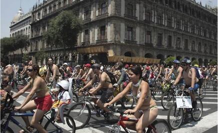 Nudists against car traffic in Mexico