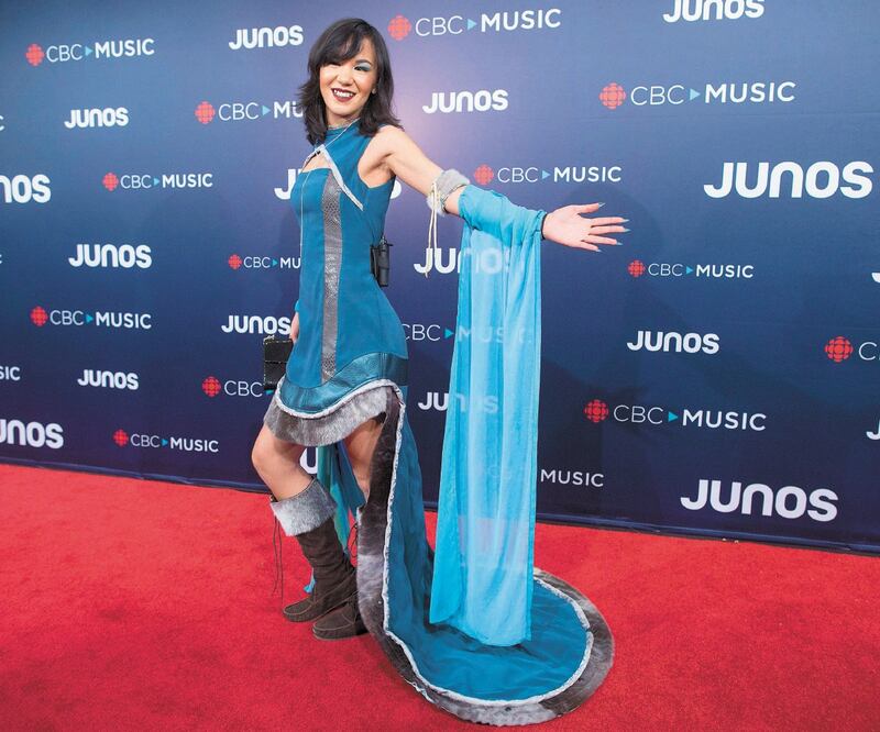 La artista se dio a conocer con covers en lengua inuktitut. Foto/DARRYL DYCK. AP