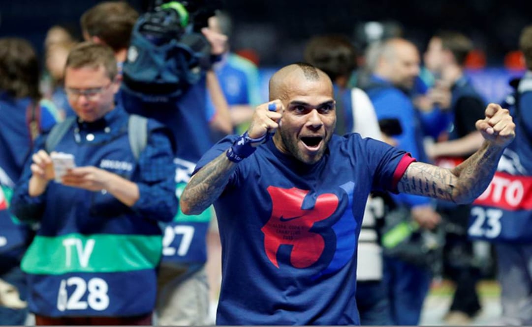Dani Alves celebra el título de la Champions