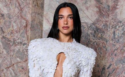 Dua Lipa impone tendencia con su nuevo diseño de uñas doradas