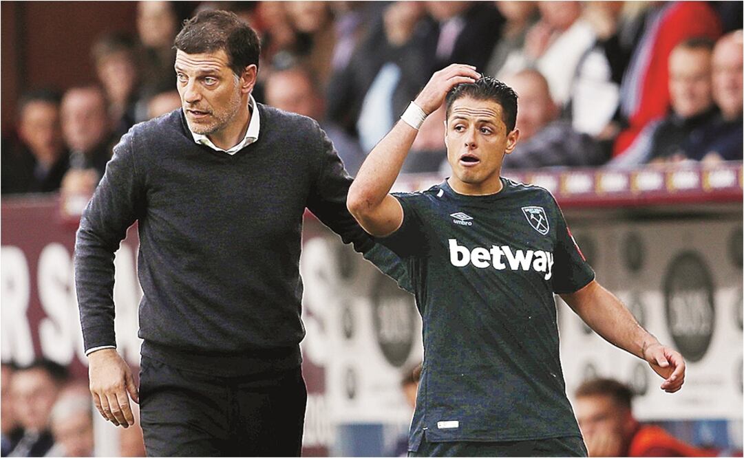 REUTERS. Slaven Bilic y Javier Hernández 