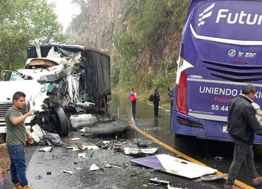 Choque de autobús de pasajeros deja un muerto y 12 heridos en Hidalgo; accidente habría sido por condiciones climáticas