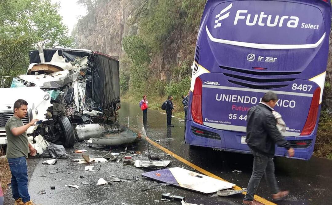 El autobús de pasajeros se impactó contra un tráiler sobre la carretera México-Tampico en Hidalgo (09/05/2025). Foto: Especial