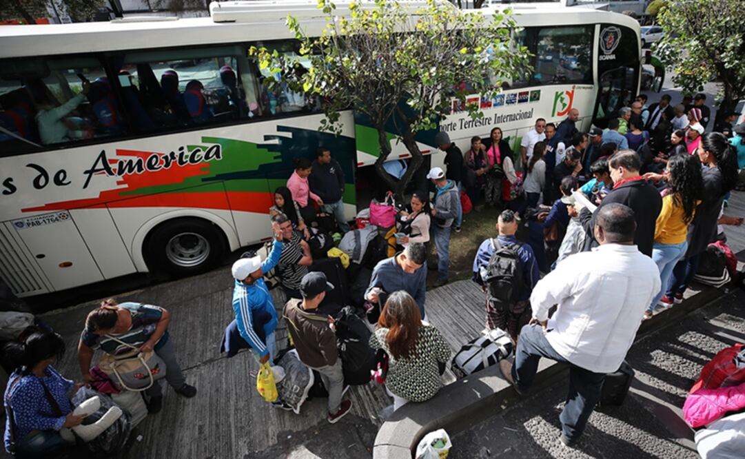 Los migrantes abrazan una nueva modalidad del plan retorno del Gobierno de Venezuela y con la esperanza de que las cosas cambien en la nación petrolera. Foto: EFE