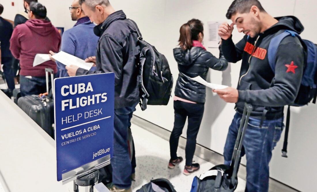 Pasajeros, mientras esperan el vuelo inaugural de JetBlue desde el Aeropuerto Internacional John F. Kennedy, de Nueva York, a La Habana. (FOTO: RICHARD DREW. AP)