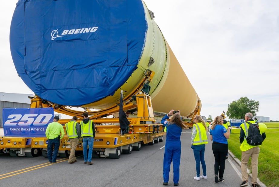 Con 65 metros de altura, la etapa central completa consta de las cuatro quintas partes superiores del cohete. Foto: NASA