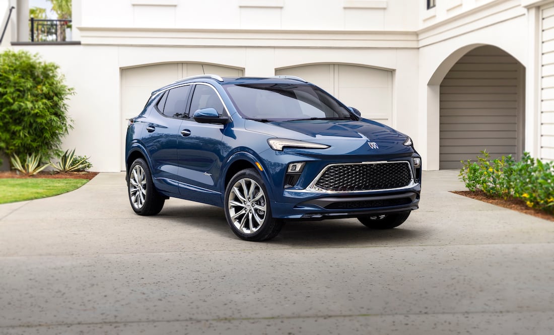 Es el primero modelo de Buick en estrenar el emblema rediseñado.