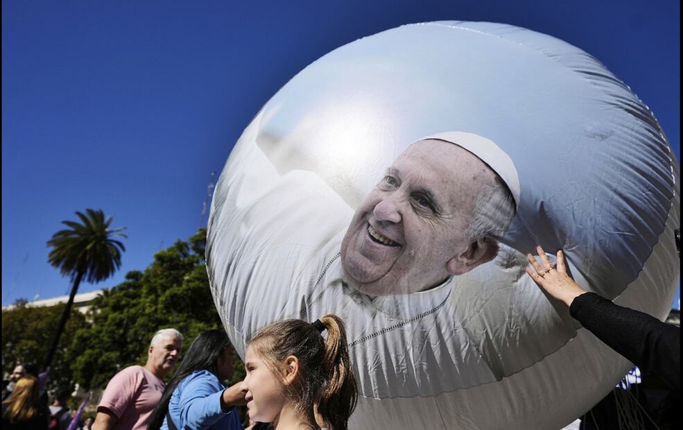 Dolientes junto a un globo con la imagen del difunto papa Francisco durante una misa frente a la Catedral de Buenos Aires, Argentina, el sábado 26 de abril de 2025. Foto: AP