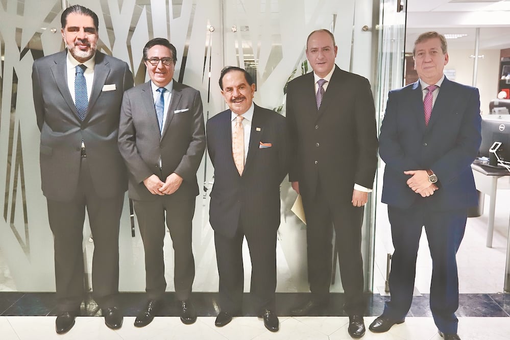 Carlos Benavides, Director Editorial; David Aponte, Director General Editorial; Licenciado Juan Francisco Ealy Ortiz, Presidente Ejecutivo de EL UNIVERSAL; Juan Francisco Ealy Lanz Duret, Vicepresidente Ejecutivo y Roberto Rock. Foto: BERENICE FREGOSO