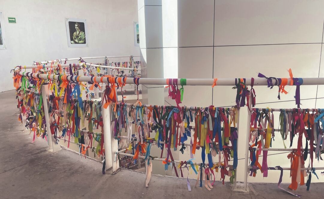 El barandal de la escalera está lleno de listones con nudos, que significan una súplica o un agradecimiento. Foto: de  XÓCHITL ÁLVAREZ