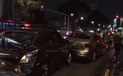 Autobús de transporte choca contra 3 autos sobre Chapultepec
